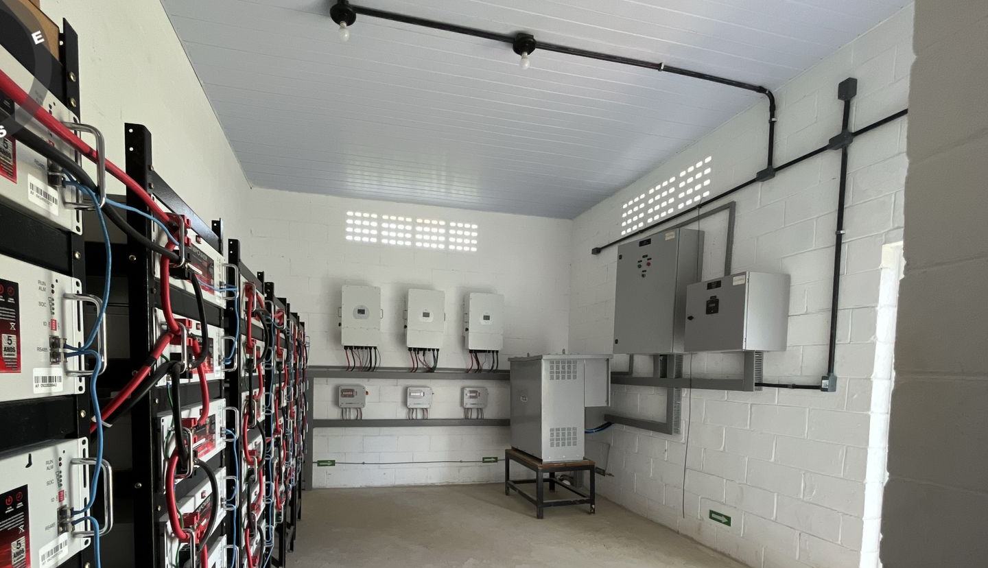Casa de baterias e inversores de um sistema isolado