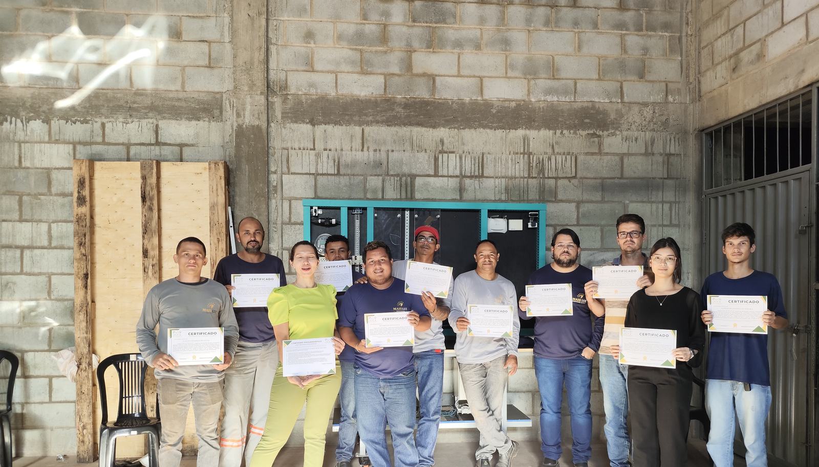 Equipe da Mais Luz com certificados após treinamento
