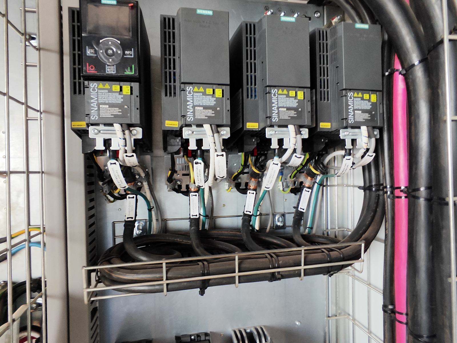 Inversores de frequência em painel industrial