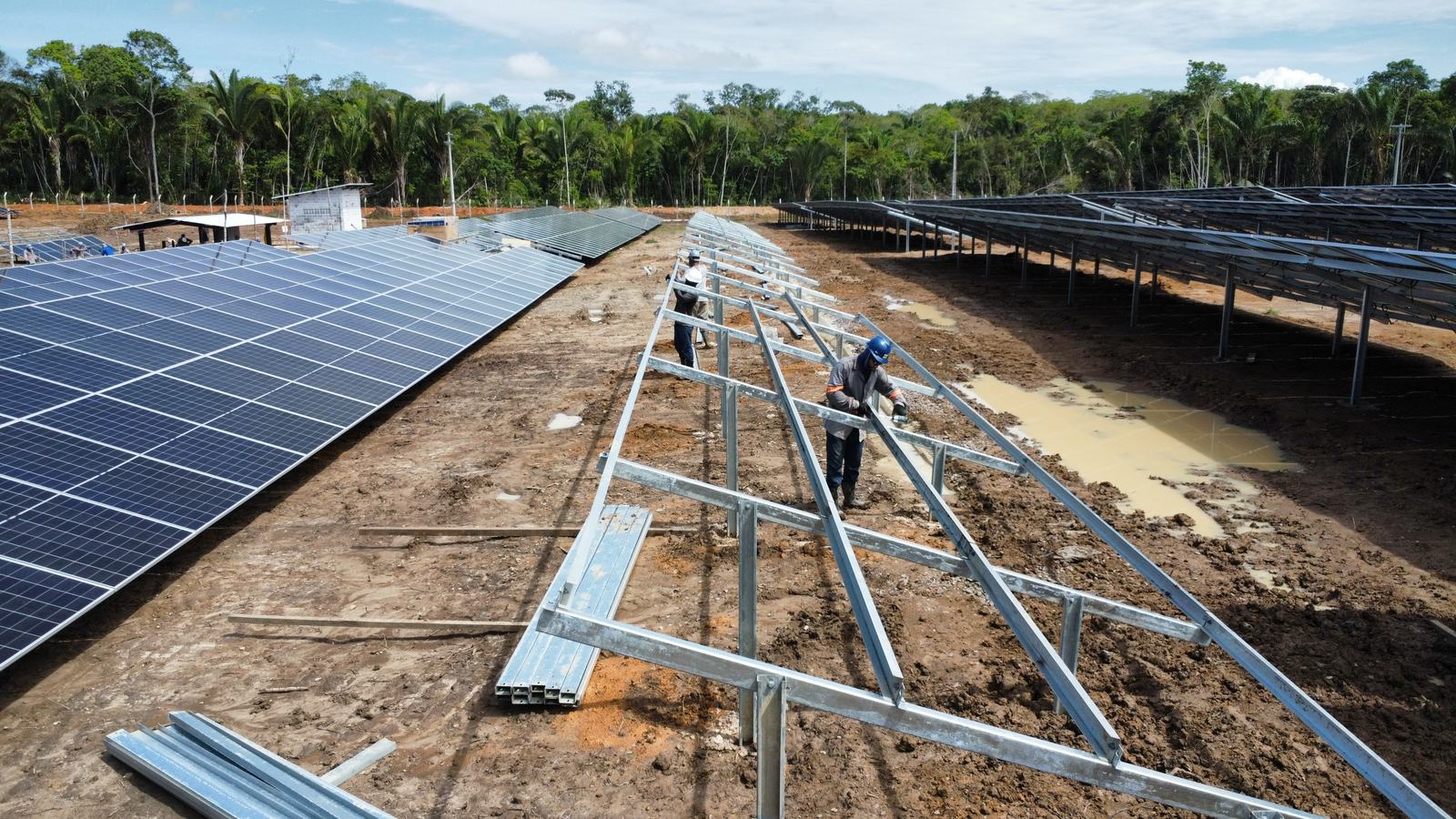 Montagem de estruturas e módulos em usina solar