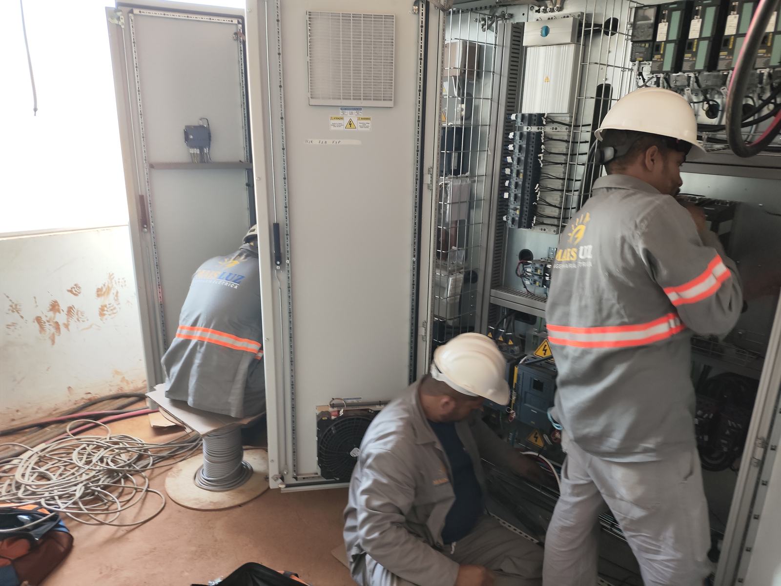 Equipe da Mais Luz trabalhando em painéis elétricos