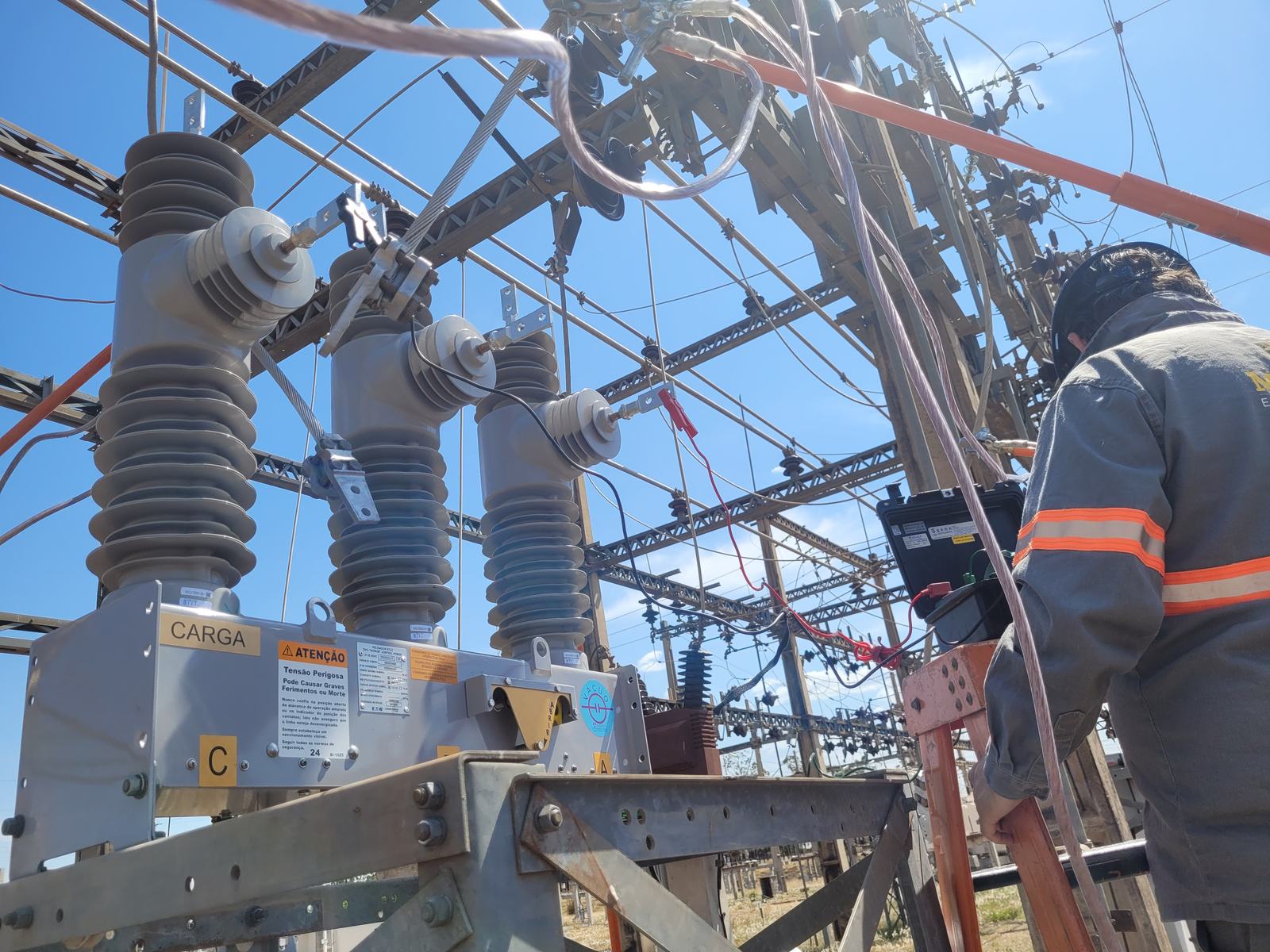 Técnico da Mais Luz trabalhando em equipamento de subestação