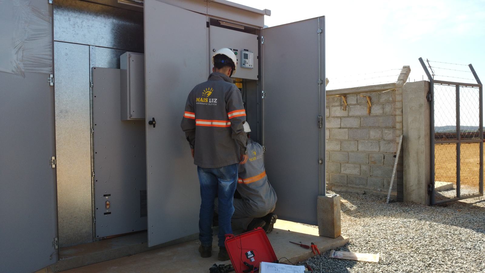 Técnico da Mais Luz em cabine de usina