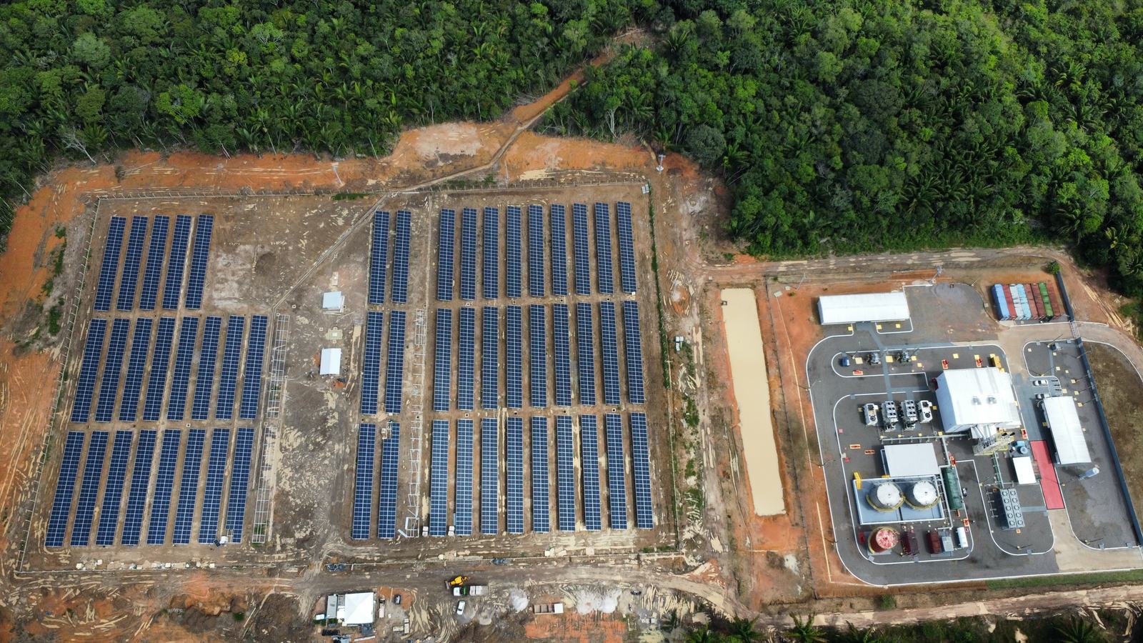 Usina solar em área de floresta, com subestação