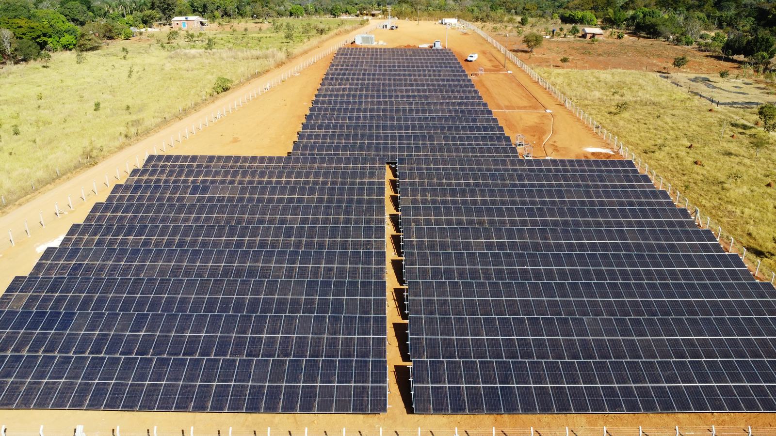 Vista aérea de fileiras de módulos fotovoltaicos